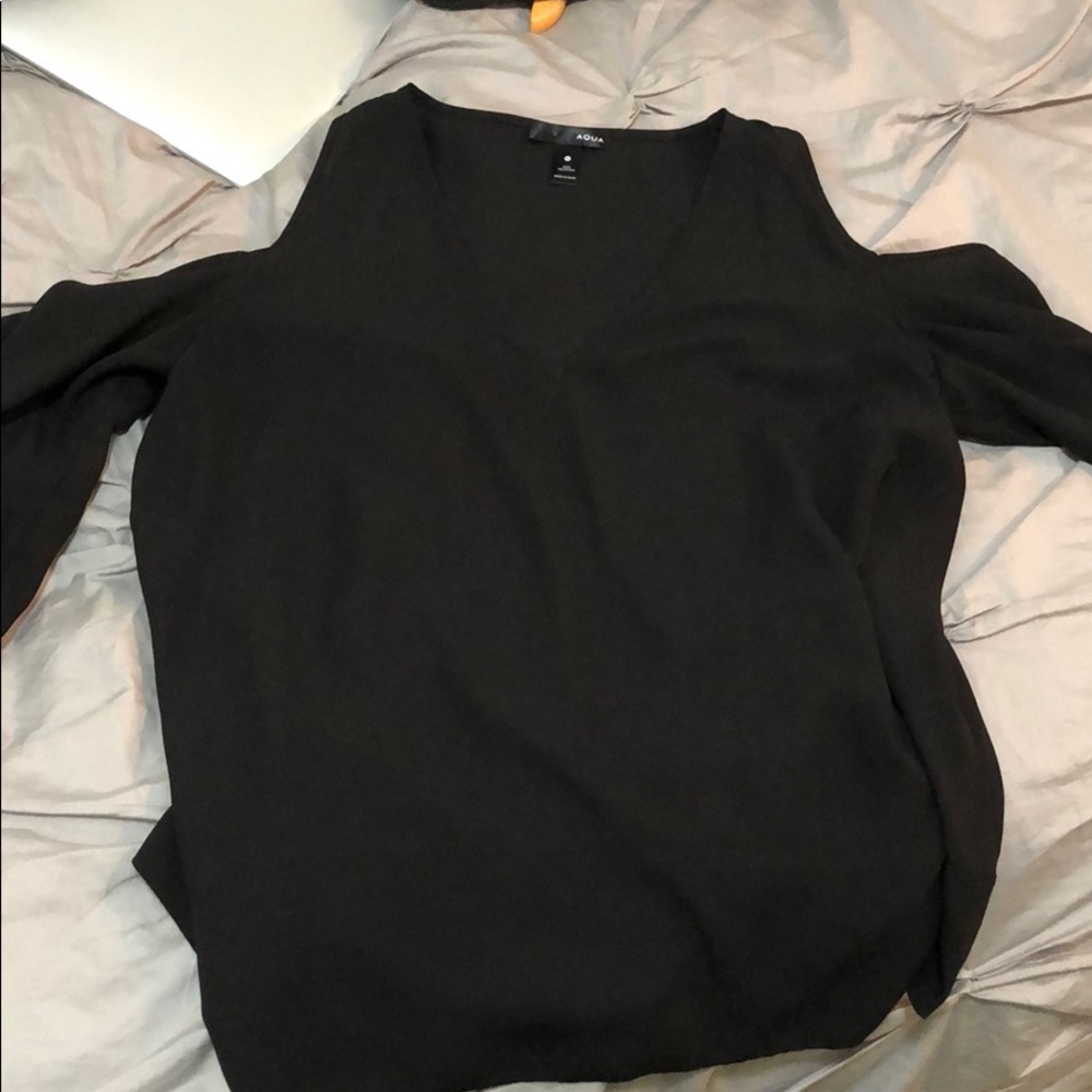 Long sleeve v neck with cold shoulder cutouts!